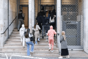 France:A schoolgirl attacks her teacher after the latter asks her to remove her Islamic headscarf – Allah's Willing Executioners