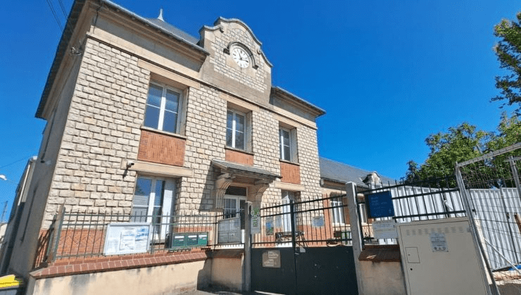 France: A father of a pupil breaks into the school carrying an Islamic prayer rug and causes the pupils to be taken to safety. The police point a gun at his head before arresting him – Allah's Willing Executioners