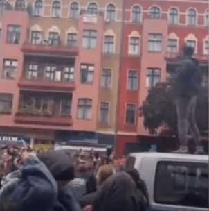 Berlin: Muslim migrant climbs atop police car, leads screams of ‘Kill all the Jews’ as cops look on – Allah's Willing Executioners