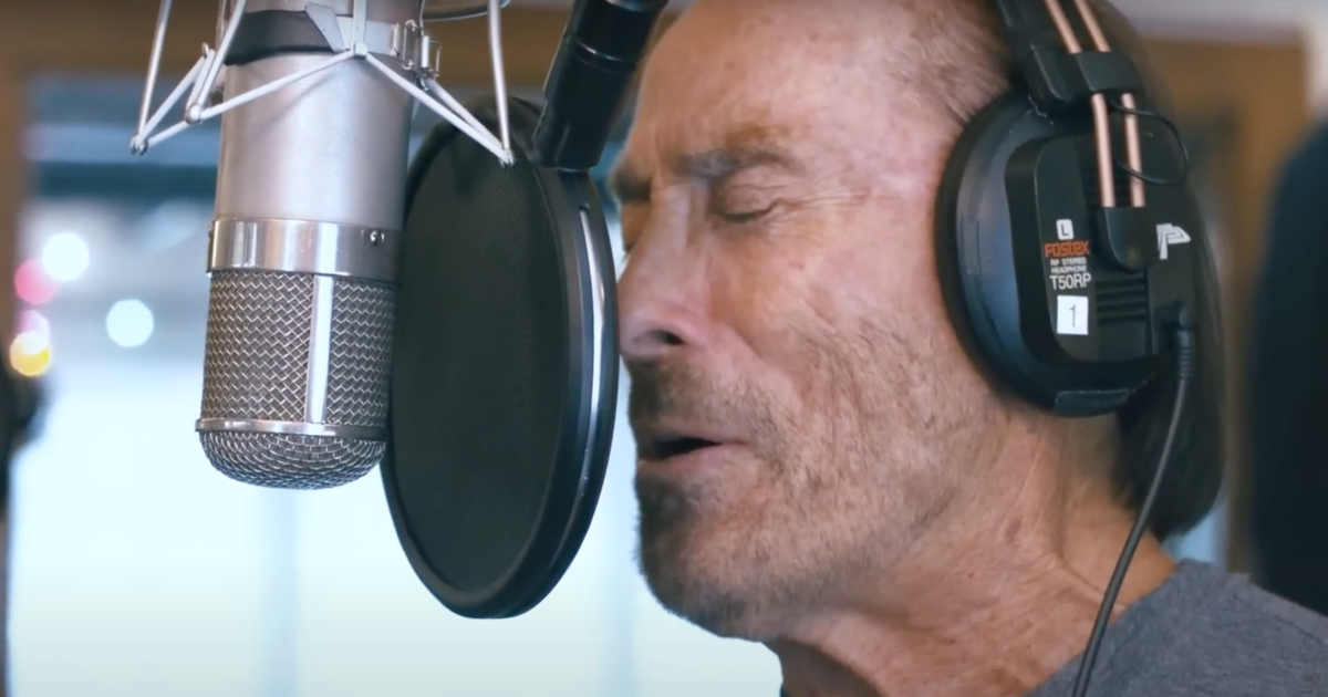 Beautiful: Watch Lee Greenwood Join USAF band, Singing Sergeants for Moving Rendition of 'God Bless the USA' | The Gateway Pundit | by Margaret Flavin