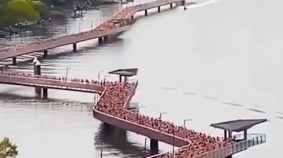 Thousands of Australians Cross a Bridge Naked in the Name of 'Modern Art'