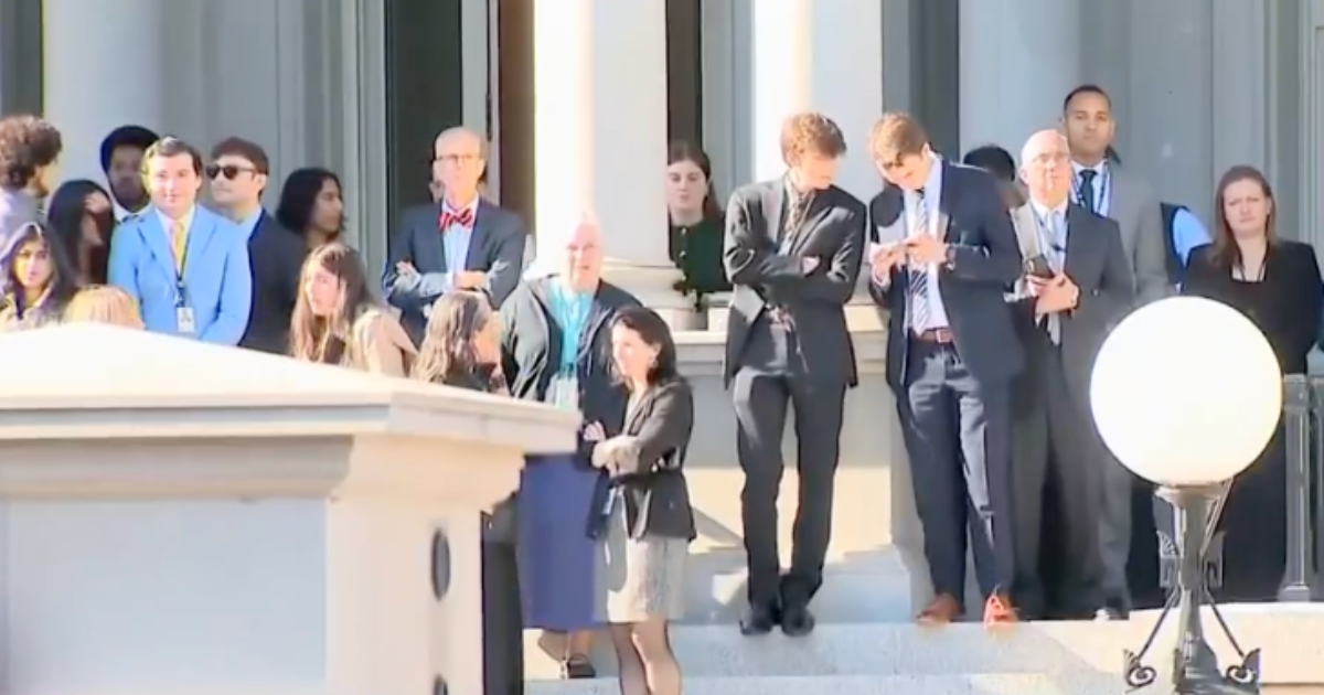 MUST SEE: Biden Staffers Flock Out of Offices to Get a Glimpse of President Trump as He Arrives to White House (VIDEO) | The Gateway Pundit | by Anthony Scott