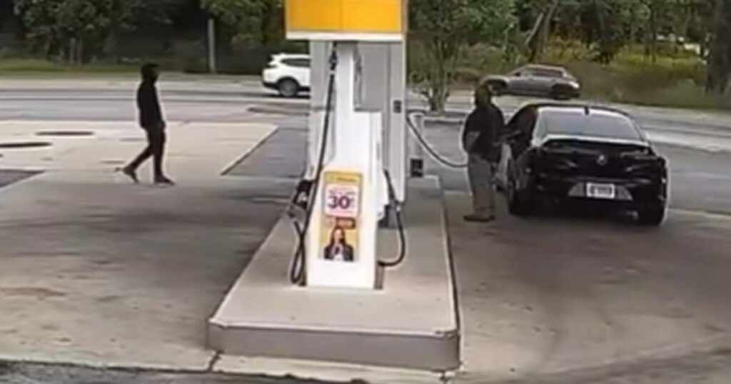 Concealed Carry Permit Holder Shoots Would-Be Robber at Gas Station in Chicago (VIDEO)